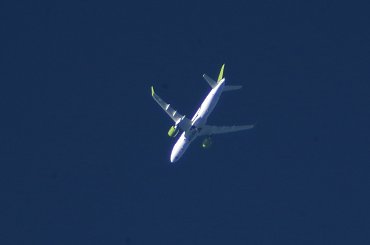 Zdjęcie wykonane przez teleskop Bresser SkyLux 700/70 lustrzanką Pentax K-S1. Crop. #teleskop #Bresser #SkyLux #Pentax #KS1 #Lotnictwo #RNAV #Spotting #ExtremeSpotting #przelotówki