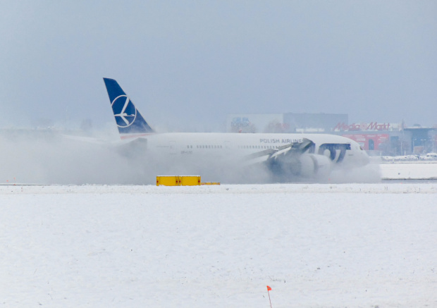 Odkurzanie pasa - czyli pierwszy większy śnieg w tym sezonie na lotnisku.