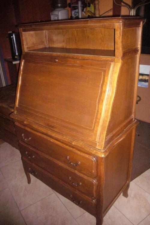 sprzedam sekretarzyk wykonany z drewna dębowego, służy jako biurko a pod spodem jako komoda z trzema szufladami, cena 700zł