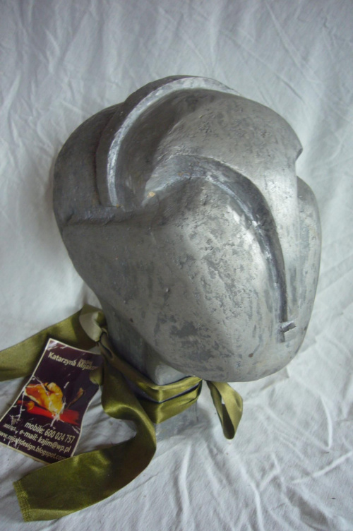 sprzedam rzezbe wykonaną z aluminium, przez Katarzynę Mijakowską (słynna wielkopolska artystka), przedstawia głowę kosmity, wys. 33 cm, szer. 27 cm, cena 990 zł