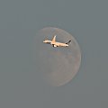 Dreamliner LOTu pokazany na tle tarczy Księżyca lecący nad Piasecznem