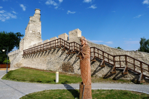 a w pobliżu Kurozwęk leży Szydłów z średniowiecznymi murami
