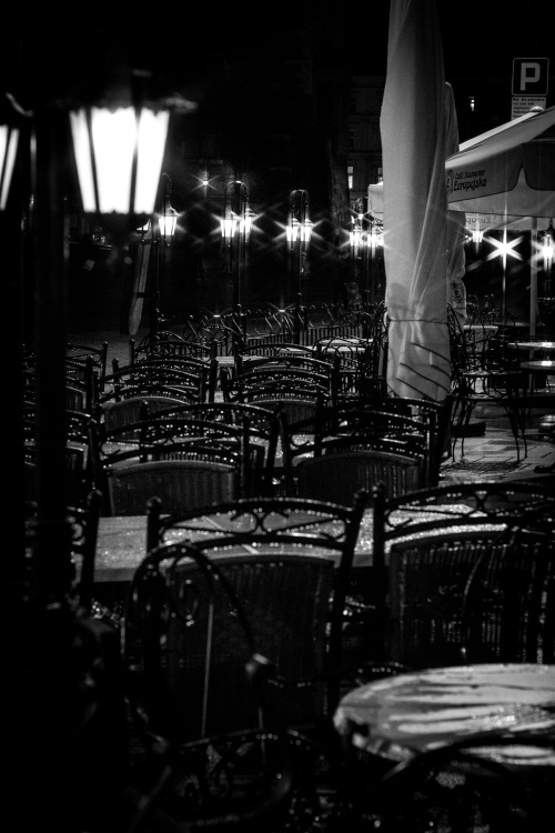 Po deszczu #krzesła #lampy #wieczór #Kraków