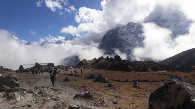 Szlak na wysokości 4840m. W drodze do Dingboche. Chmury tylko dodawały uroku widokom. Wokół mnóstwo małych i dużych kopczyków, czortenów upamiętniających ofiary Himalajów.